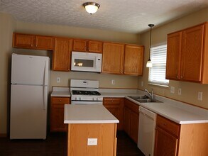 5537 Hillbrook Dr in Galloway, OH - Foto de edificio - Building Photo
