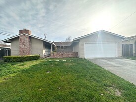 10386 Plum Tree Ln in Cupertino, CA - Building Photo