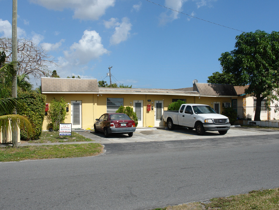 24 SW 13th St in Dania Beach, FL - Building Photo