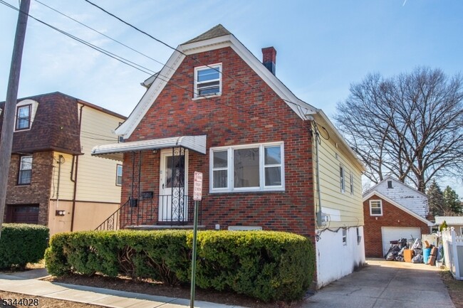 37 Bergen St in Garfield, NJ - Foto de edificio - Building Photo