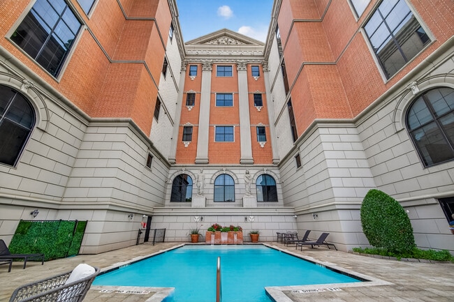 property at 1025 S Shepherd Dr
