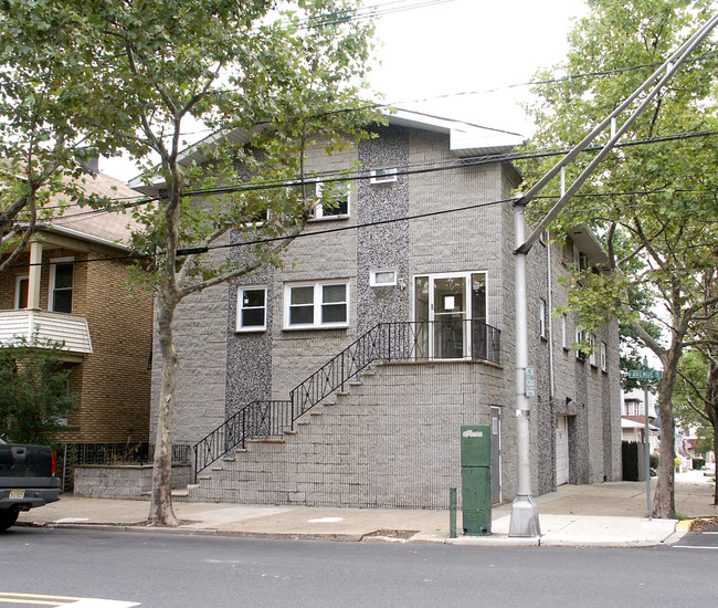 261-263 Avenue B in Bayonne, NJ - Building Photo - Building Photo