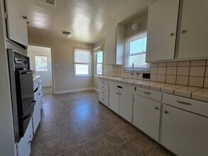 112 W Feemster Ave in Visalia, CA - Foto de edificio - Building Photo