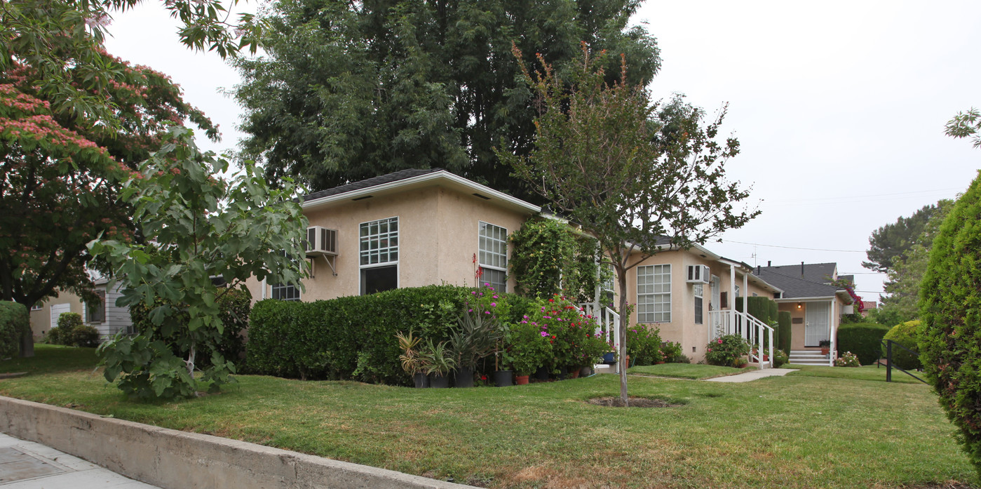 802 S 5th St in Burbank, CA - Building Photo