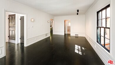 1954 Hillcrest Rd in Los Angeles, CA - Building Photo - Building Photo