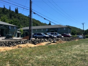 Timberlake Apartments in Roseburg, OR - Building Photo - Building Photo