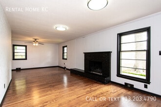5240 Barton Dr in Shawnee, KS - Foto de edificio - Building Photo