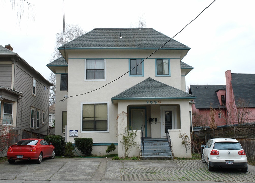 2323 NW Irving St in Portland, OR - Building Photo