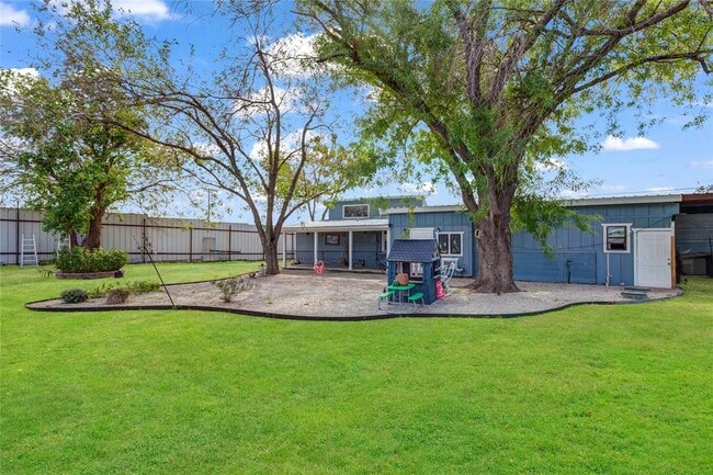 5053 E Hwy 71 in Garfield, TX - Building Photo - Building Photo