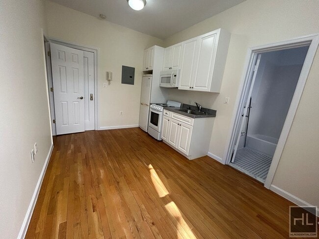 WEST 72 STREET, Unit 5C in New York, NY - Building Photo - Building Photo