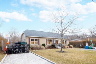 7 Washington Ave in Montauk, NY - Building Photo