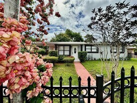 1783 Lauderdale Manor Dr in Fort Lauderdale, FL - Building Photo