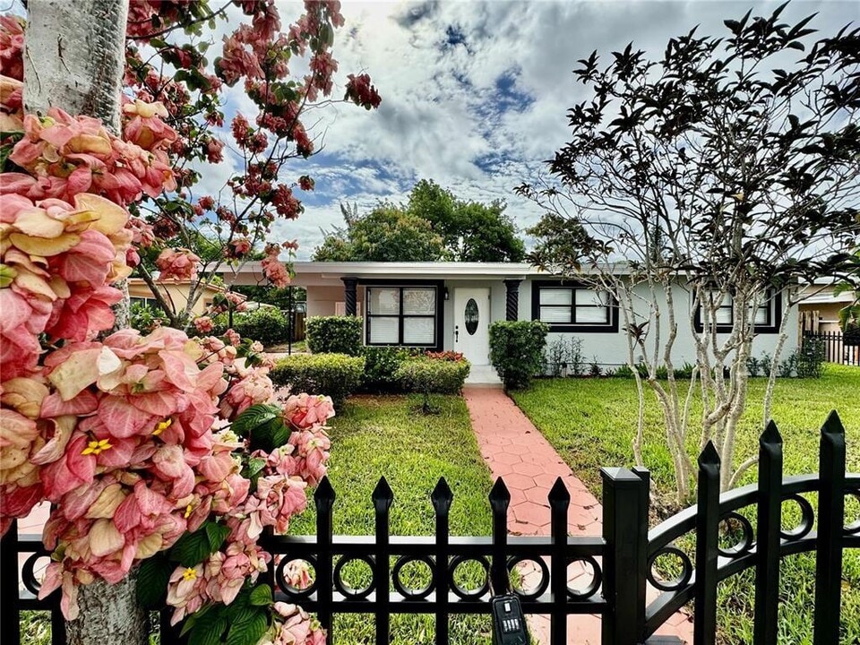 1783 Lauderdale Manor Dr in Fort Lauderdale, FL - Building Photo