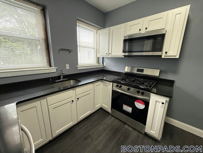 4 Centre St, Unit 3 in Boston, MA - Building Photo - Building Photo