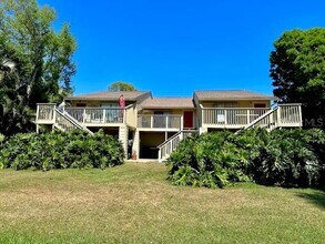 7042 Hibiscus Ave S in South Pasadena, FL - Building Photo - Building Photo