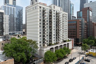 21 W Chestnut St in Chicago, IL - Building Photo - Primary Photo