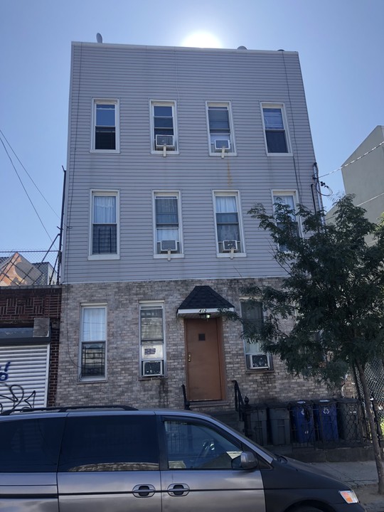 412 Harman St in Brooklyn, NY - Building Photo