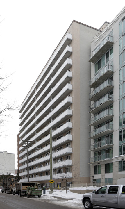 Waldorf Apartments in Ottawa, ON - Building Photo