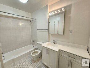 Studio Apartment in Murray Hill | 11th Flo in New York, NY - Building Photo - Building Photo