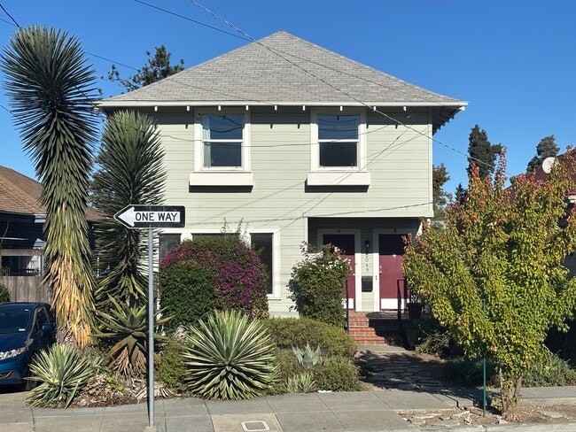 2049 41st Ave, Unit A in Oakland, CA - Building Photo - Building Photo