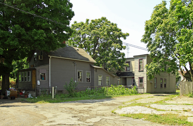 5815 Lawn Ave in Cleveland, OH - Foto de edificio - Building Photo