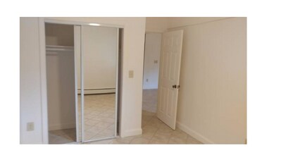 140 Kenrick St, Unit 4 in Boston, MA - Foto de edificio - Building Photo