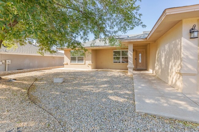 Beautiful Home W/Solar Panels in Alamogordo, NM - Building Photo - Building Photo