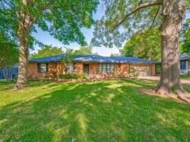10715 Royal Springs Dr in Dallas, TX - Building Photo