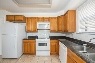8640 Skokie Blvd, Unit 306 in Skokie, IL - Building Photo - Building Photo