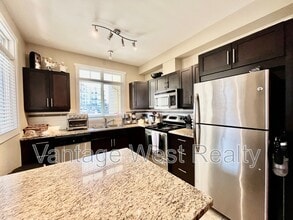 1350-1350 Ridgeway Dr in Kelowna, BC - Building Photo - Building Photo