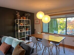 545 NE 100th St in Seattle, WA - Foto de edificio - Building Photo