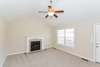 1018 Granny White Rd in Clarksville, TN - Foto de edificio - Building Photo