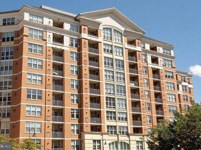 11760 Sunrise Valley Dr, Unit 210 in Reston, VA - Foto de edificio - Building Photo