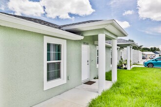 10242 Burlington Ave, Unit A in Englewood, FL - Foto de edificio - Building Photo