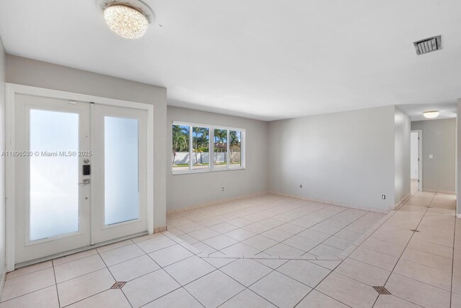 14020 SW 38th St in Miami, FL - Building Photo - Building Photo