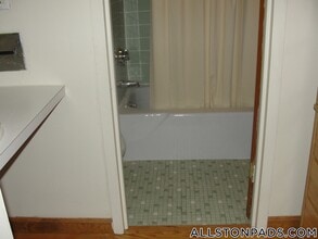 1110 Commonwealth Ave, Unit 312 in Boston, MA - Building Photo - Building Photo