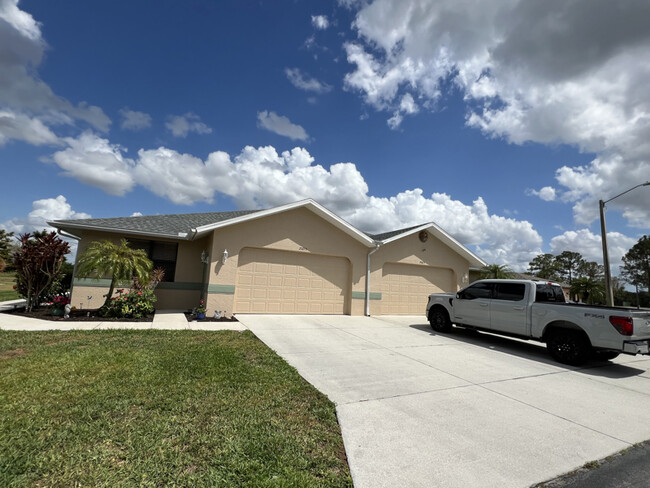 20075 Lake Vista Cir in Lehigh Acres, FL - Building Photo - Building Photo