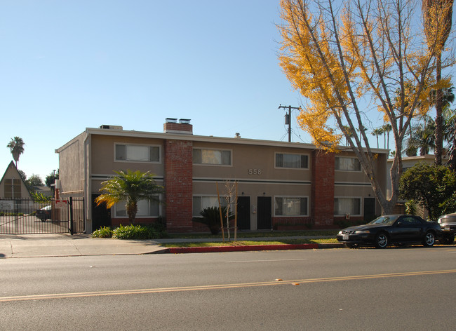 Casa De Covina Townhouses in Covina, CA - Foto de edificio - Building Photo