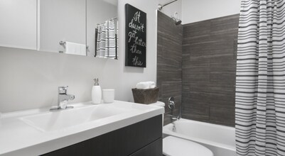 37 E Delaware Pl in Chicago, IL - Foto de edificio - Building Photo