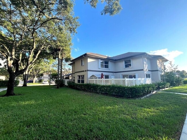 7 Amherst Ct in Royal Palm Beach, FL - Building Photo - Building Photo