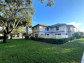 7 Amherst Ct in Royal Palm Beach, FL - Foto de edificio - Building Photo