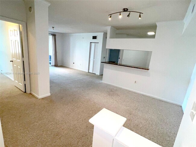 17150 N Bay Rd, Unit 2111 in Sunny Isles Beach, FL - Building Photo - Building Photo