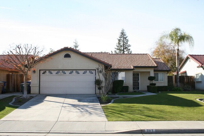 703 Markham Way in Bakersfield, CA - Foto de edificio - Building Photo