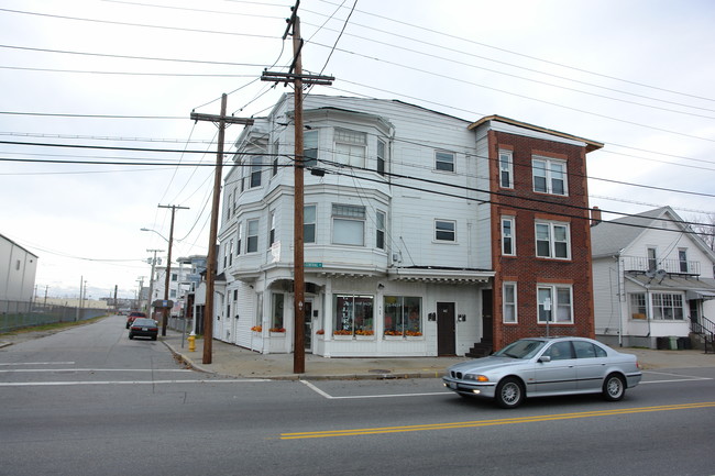 442 Central Ave in Pawtucket, RI - Foto de edificio - Building Photo