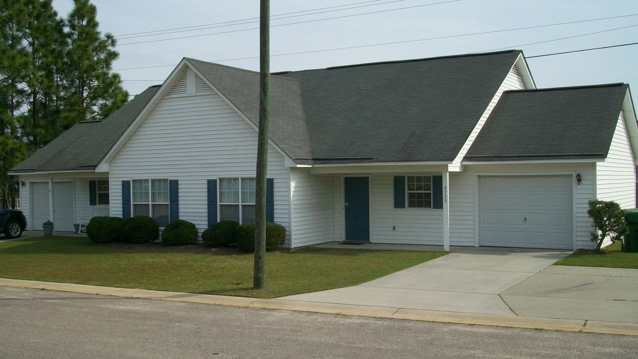 Banks channel in Hope Mills, NC - Foto de edificio