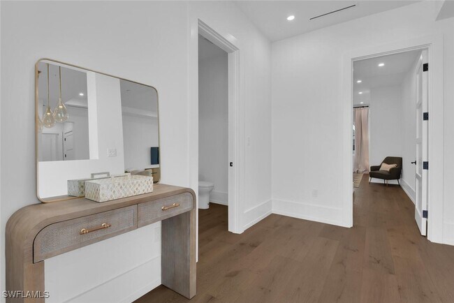 201 8th St S in Naples, FL - Building Photo - Building Photo