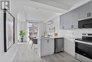 589 Oakwood Ave in Toronto, ON - Building Photo