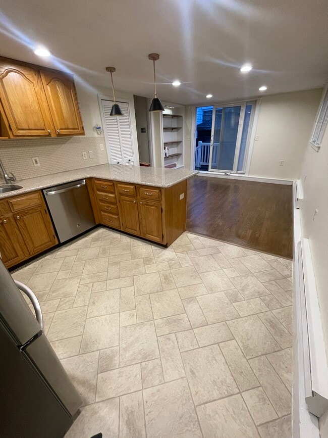 842 South St, Unit #1B in Boston, MA - Foto de edificio - Building Photo