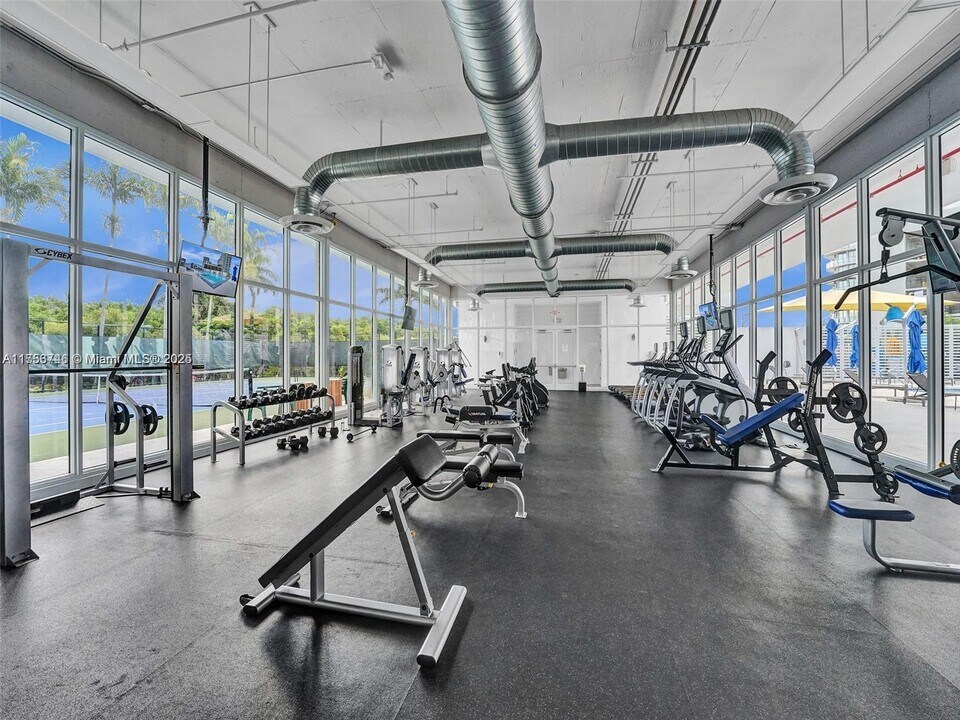 15051 Royal Oaks Ln, Unit # 103 in North Miami, FL - Foto de edificio