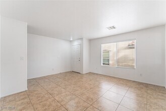 10667 April Rose Ct in Las Vegas, NV - Building Photo - Building Photo